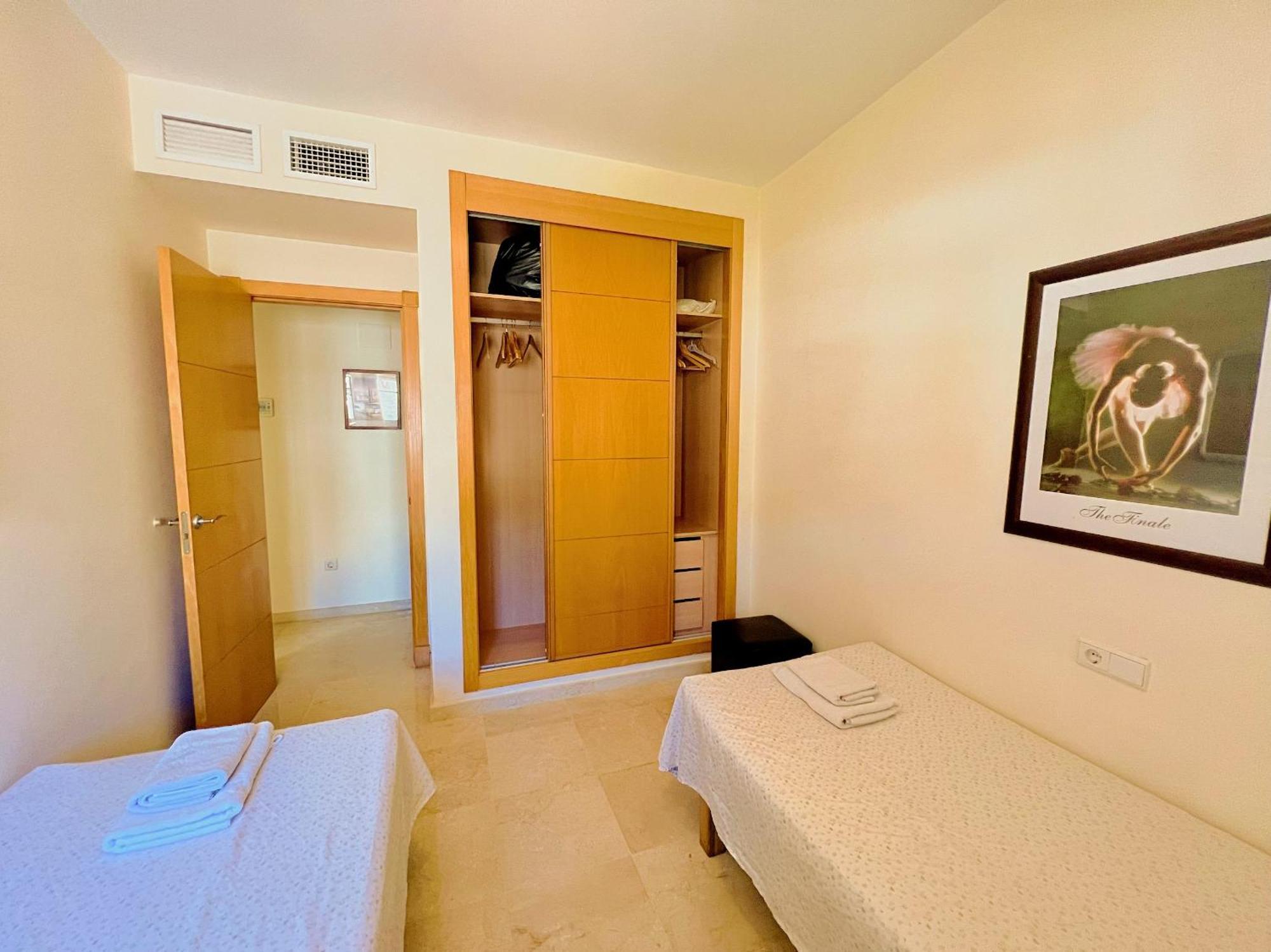 Serene Family Oasis: Poolside Retreat with Convenient Amenities Benalmadena Exterior photo