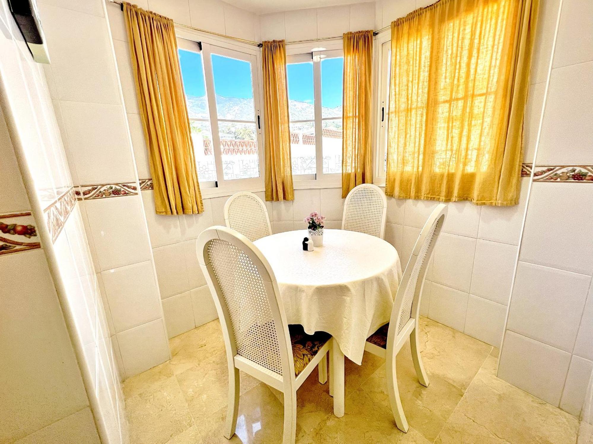 Serene Family Oasis: Poolside Retreat with Convenient Amenities Benalmadena Exterior photo